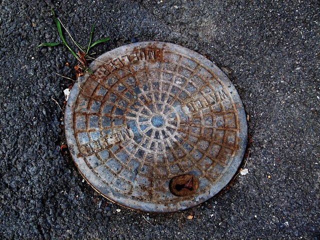 manhole-cover-2723518_640